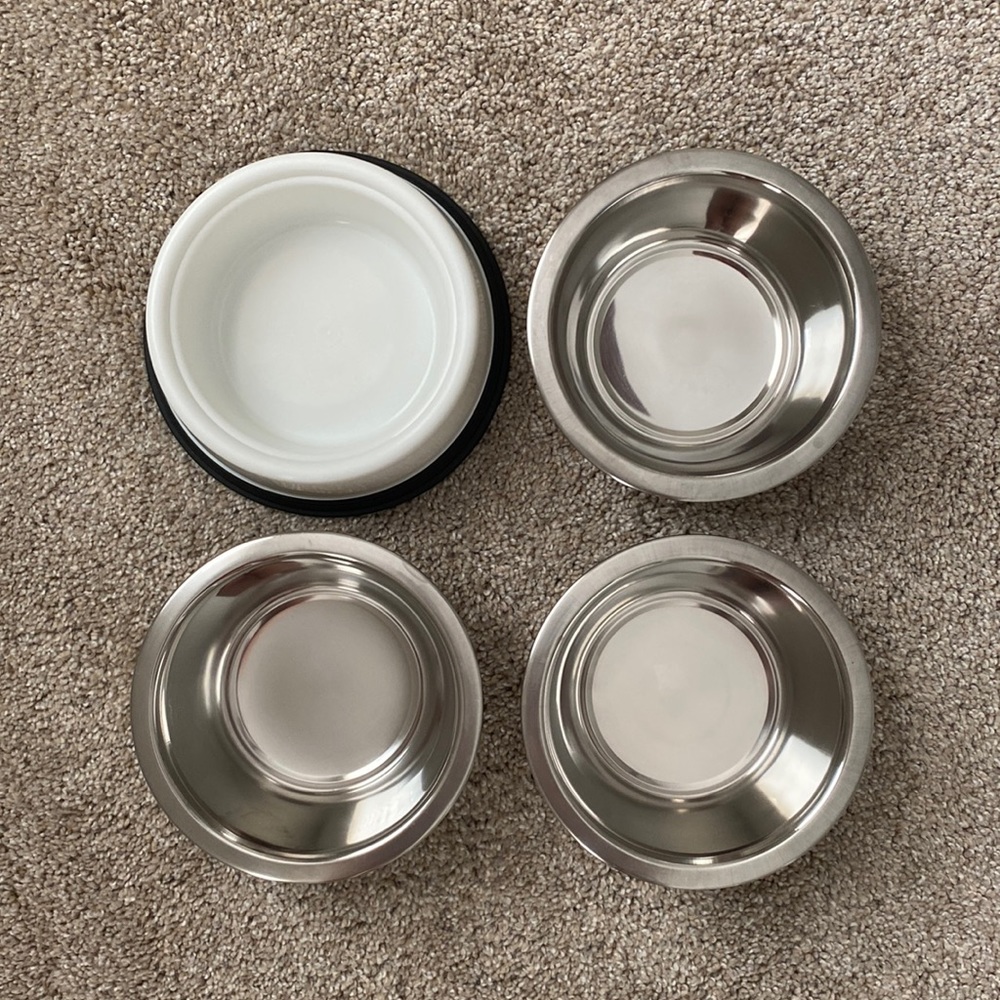 Medium Food/Water Dog Bowls (4)